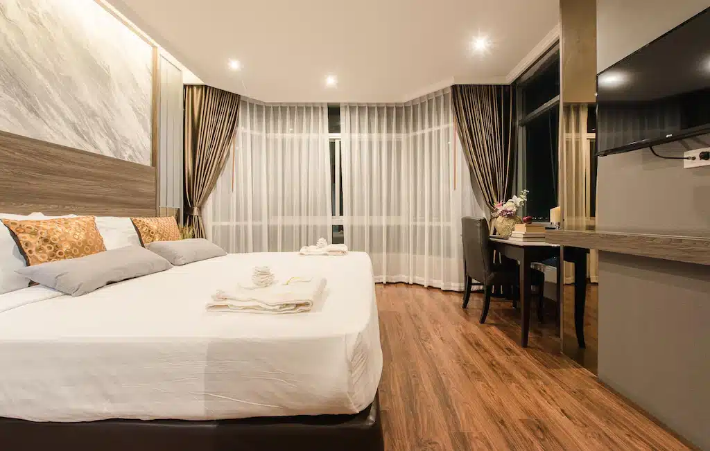 เตียงนอนในห้องนอนข้างทีวี โรงแรมใกล้สนามบินสุวรรณภูมิ