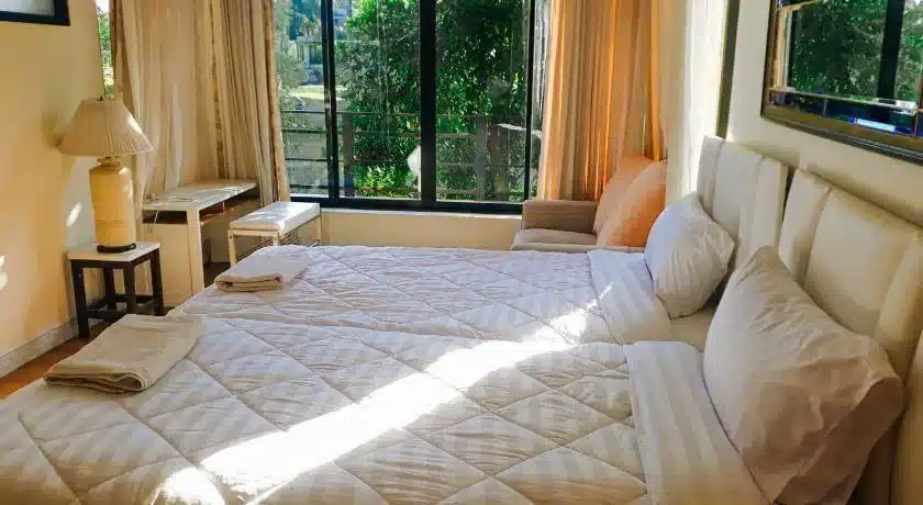 เตียง ที่พักสระบุรีริมน้ำ นอนในห้องนอนติดหน้าต่าง