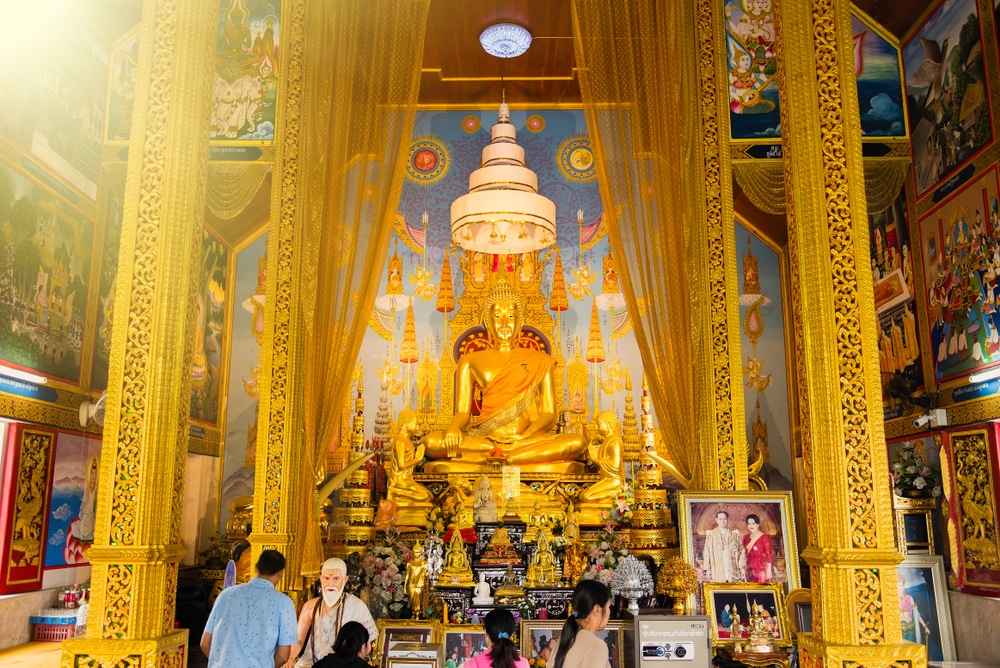 กลุ่มคนยืนอยู่หน้ารูปปั้นทองคำ วัดพระธาตุดอยคําปิดกี่โมง Veranda High Resort Chiangmai