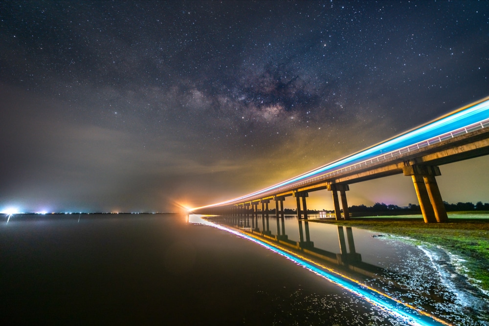 เขื่อนป่าสักชลสิทธิ์ ภาพถ่ายสะพานในเวลากลางคืนโดยเปิดรับแสงนาน