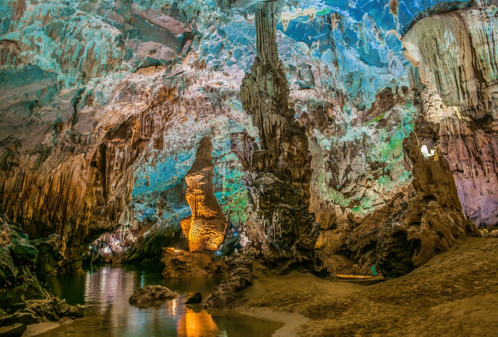 ถ้ำที่ ที่เที่ยวเวียดนาม เต็มไปด้วยหินและน้ำหลากสีสัน