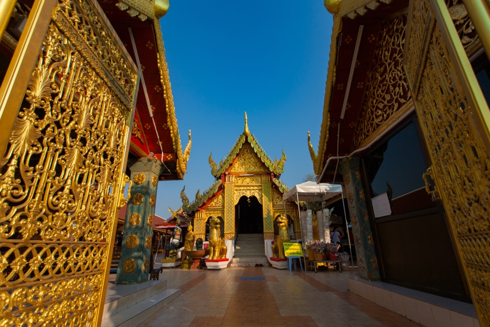 อาคารสี วัดพระธาตุดอยคําหลวงพ่อทันใจ ทองขนาดใหญ่ที่มีนาฬิกาอยู่ด้านข้าง Veranda High Resort Chiangmai