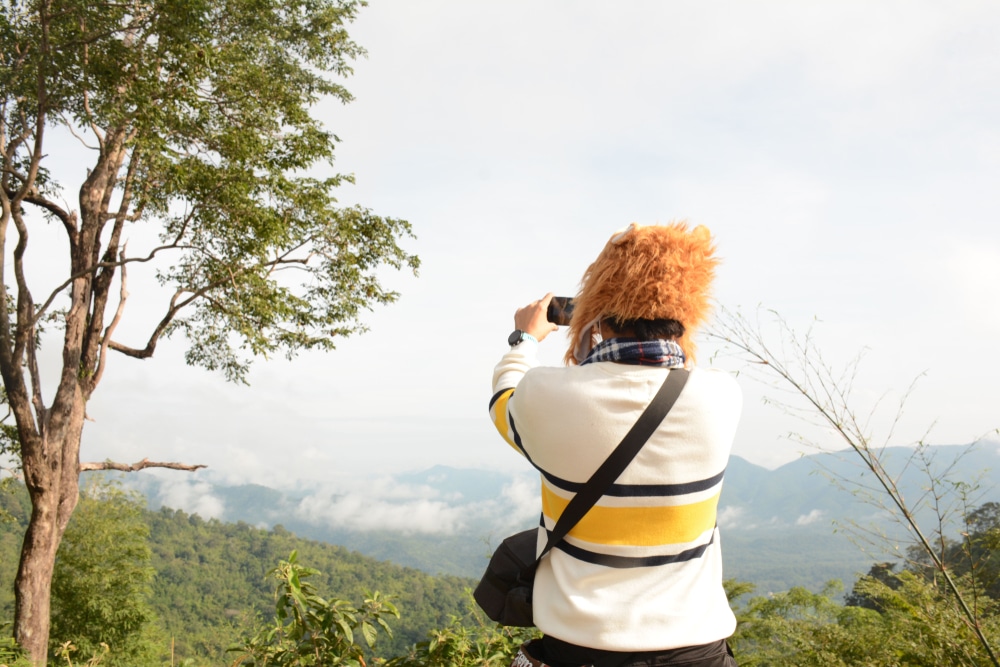 คนที่ถ่ายรูปต้น ไม้ด้วยกล้อง ธรรมชาติใกล้ ๆ กรุงเทพสถานที่ท่องเที่ยวราชบุรี