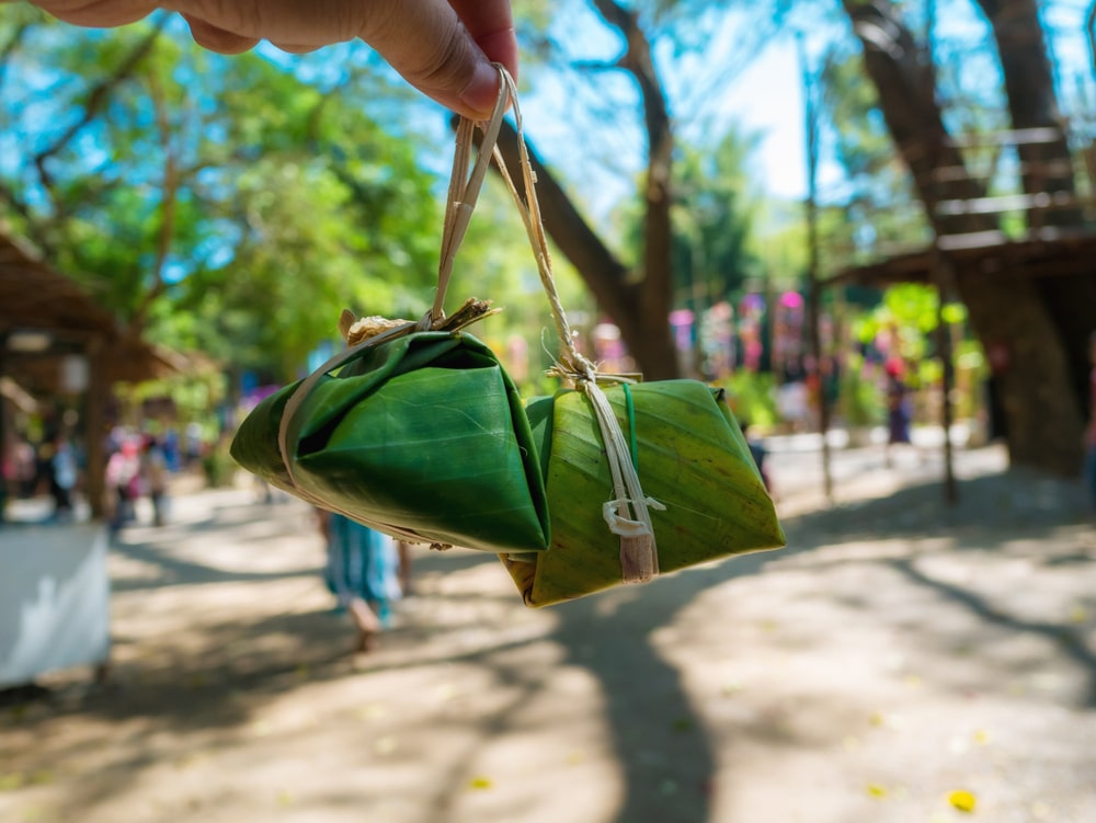 คนที่ถือถุงสี เที่ยวราชบุรี เขียวในสวนสาธารณะ