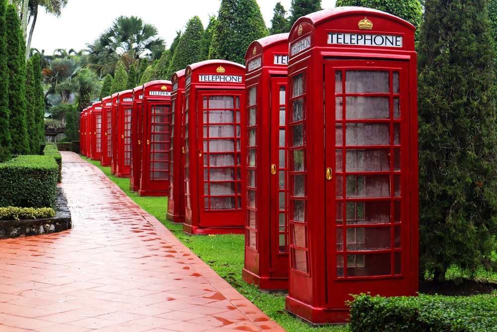 แถวตู้โทรศัพท์สีแดงนั่งติดกัน สวนนงนุช