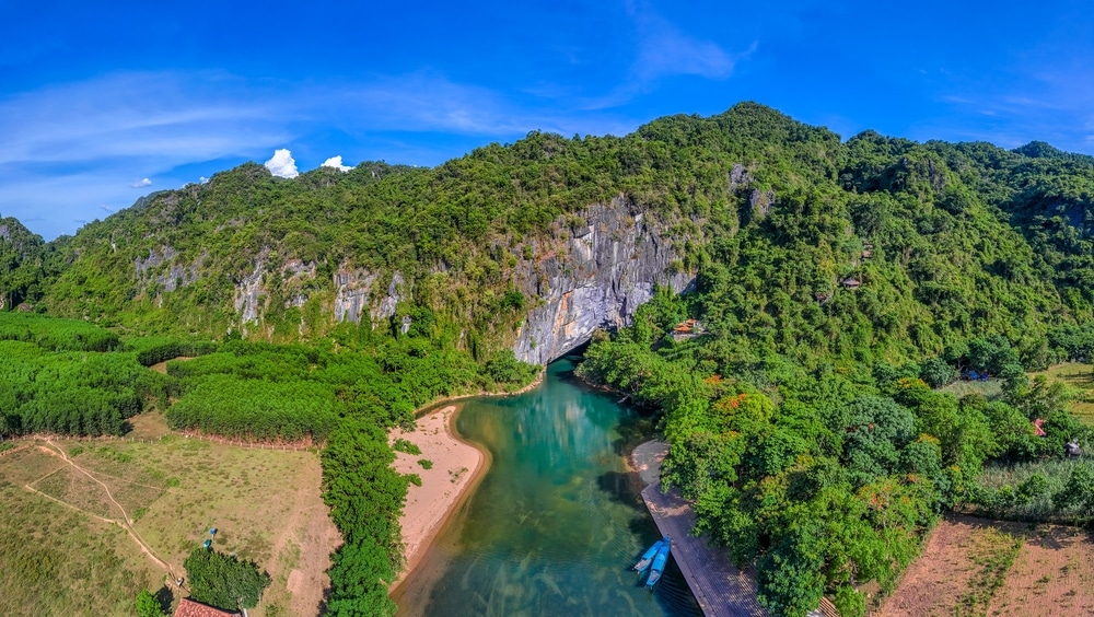 แม่น้ำที่ไหลผ่านป่าเขียวขจี เวียดนามที่เที่ยว