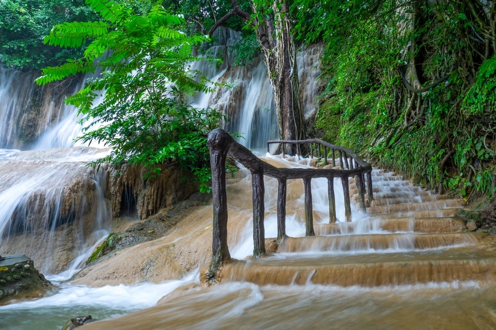 สะพานไม้เหนือน้ำ น้ำตกใกล้กรุงเทพ ตกขนาดเล็กในป่า