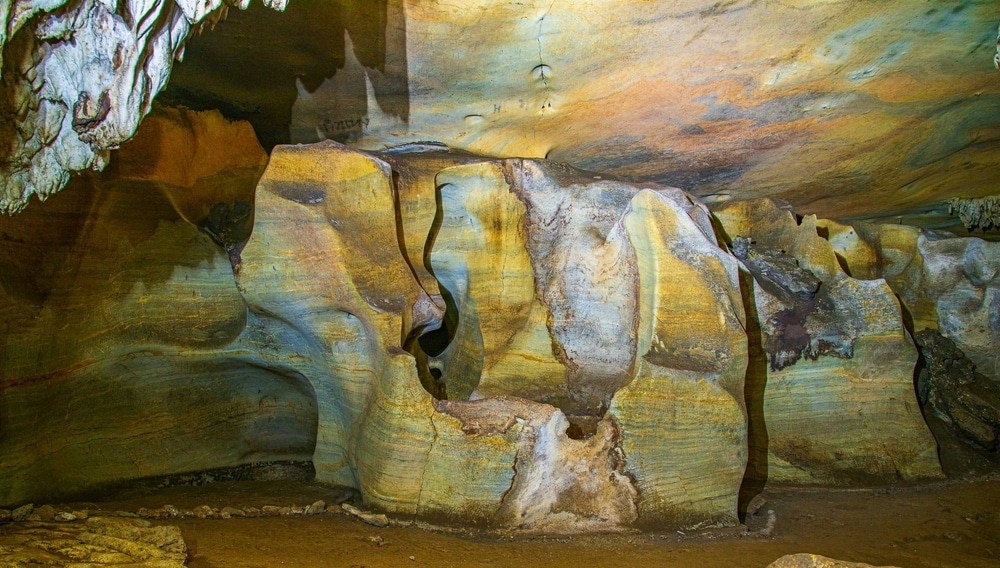 ถ้ำที่เต็มไป ที่เที่ยวสะเมิง ด้วยหินหลากสี