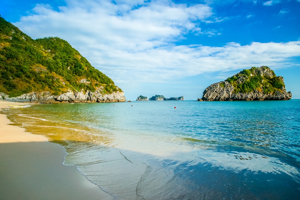 หาดทราย ที่เที่ยวเวียดนาม ที่มีเกาะเล็กๆ อยู่ไกลๆ เที่ยวเวียดนาม