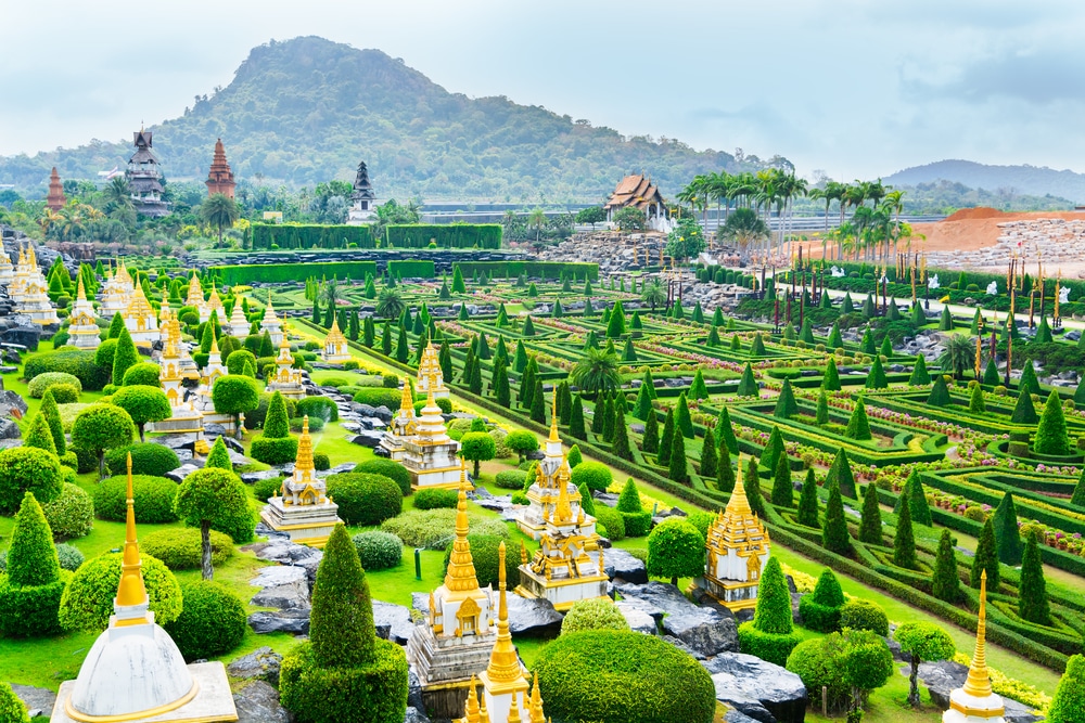 สวนน งนุช ทิวทัศน์ของสวนที่มีภูเขาเป็นฉากหลัง ที่เที่ยวชลบุรี