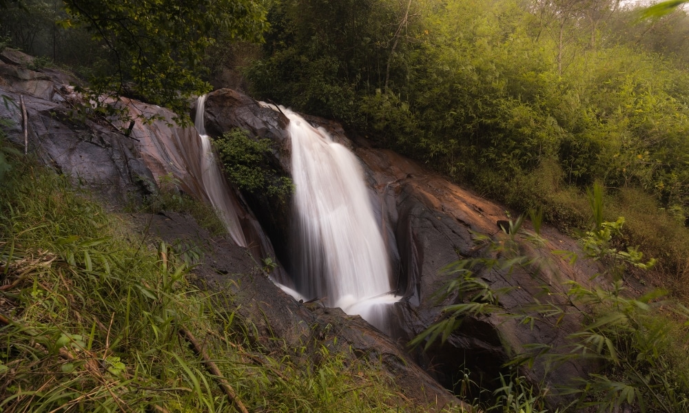 สถานที่ท่องเที่ยวราชบุรี น้ำตกเล็กๆ ในที่ยวบ้านโป่ง กลางป่าเขียวขจี