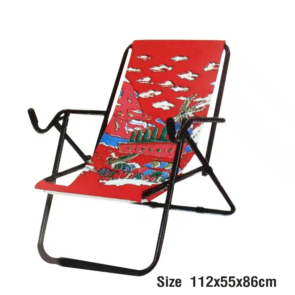 เก้าอี้พับ เก้าอี้สนามหญ้าสีแดงและสีดำที่มีพื้นหลังสีแดง
