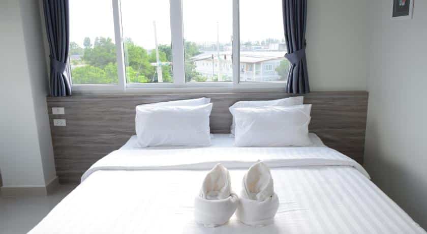 รองเท้าแตะคู่หนึ่งที่วางอยู่บนเตียงในกบินทร์บุรีรีสอร์ท โรงแรมกบินทร์บุรี