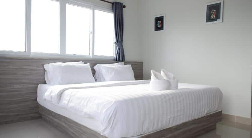 ห้องพักในโรงแรมที่มีหงส์ขาวสองตัวอยู่บนเตียง (โรงแรมกบินทร์บุรี) โรงแรมกบินทร์บุรี