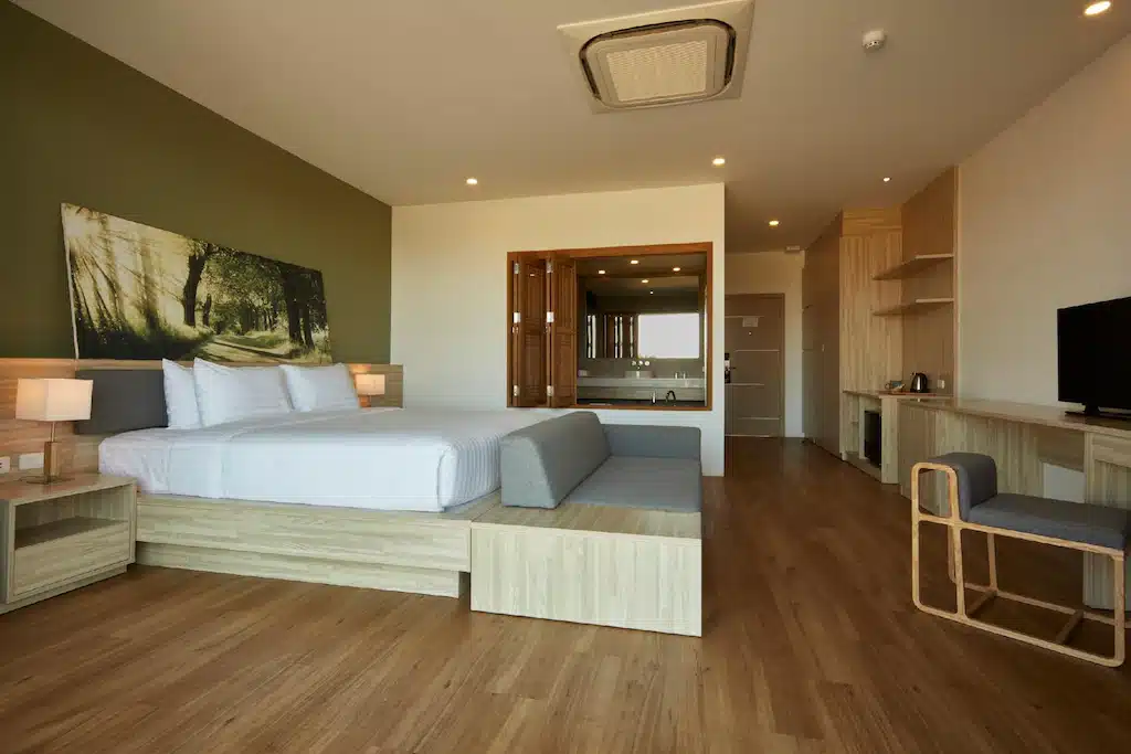 ห้องพักโรงแรมพร้อมเตียง ที่พักกบินทร์บุรี โต๊ะ และโทรทัศน์ในบ้านบึง