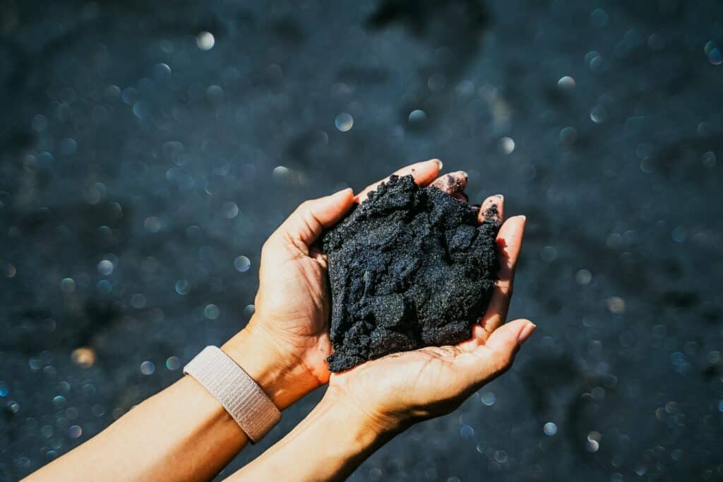 คนที่ถือก้อนหินอยู่ในมือ ทะเลพังงา