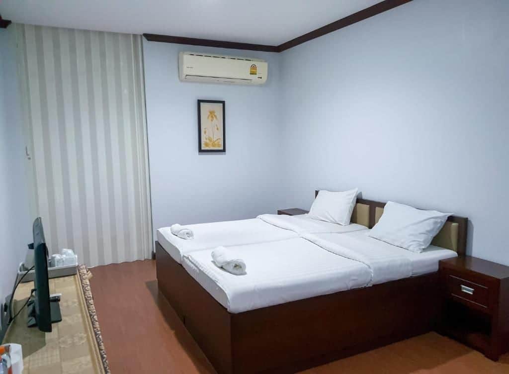 ห้องพักใน โรงแรมจอมบึง ที่มีเตียง 2 เตียงและทีวีจอแบน (คีย์เวิร์ด: โรงแรมจอมบึง, สระจอ
