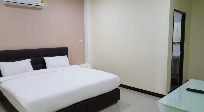 เครื่องปรับอากาศแบบนอนและติดผนังในห้องพักโรงแรมในกบินทร์บุรี (คำสำคัญ: โรงแรมกบินทร์บุรี, รีสอร์ทกบินทร์บุรี