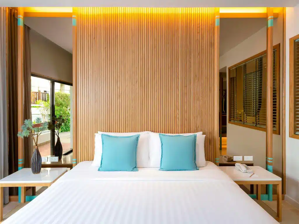 ห้องนอนผนังไม้พร้อมเตียงขนาดใหญ่ในรีสอร์ทใกล้ทะเล โรงแรมแกลง