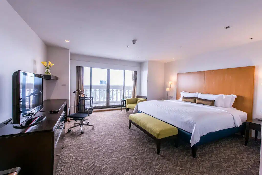 ห้องพักโรงแรมพร้อมเตียงขนาดใหญ่และทีวีจอแบน ตั้งอยู่ใกล้ตลาด ดอกไม้ปากคลองตลาด