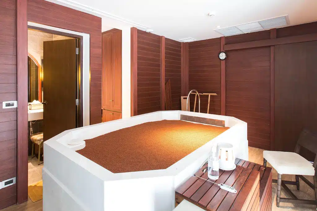 ห้องน้ำพื้นไม้พร้อมอ่างอาบน้ำในที่พักริมทะเล ที่พักแกลงติดทะเล