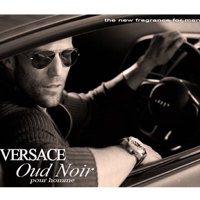 น้ำหอม Versace ผู้ชายคนหนึ่งนั่งอยู่ในรถพร้อมกับนาฬิกาบนข้อมือ