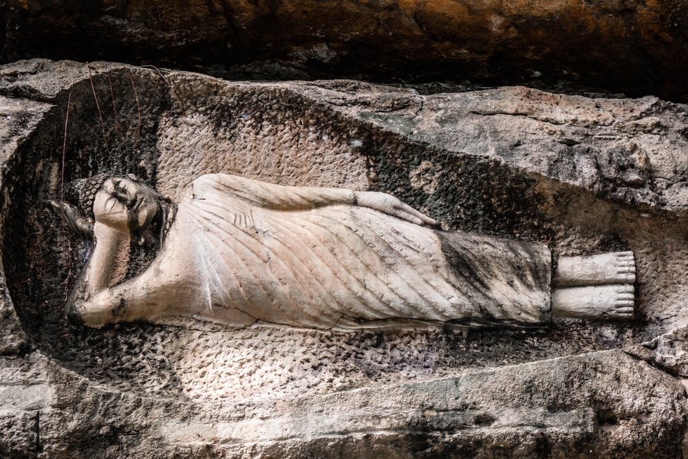 รูปปั้นคนนอนบนหินที่ปลายทางยอดนิยมโขงเจียม ที่เที่ยวโขงเจียม