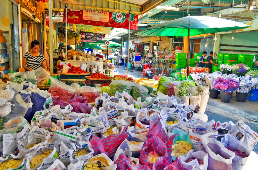 ปากคลองตลาด ถุงอาหารหลายถุงวางเรียงกันบนโต๊ะที่ปากคลองตลาด