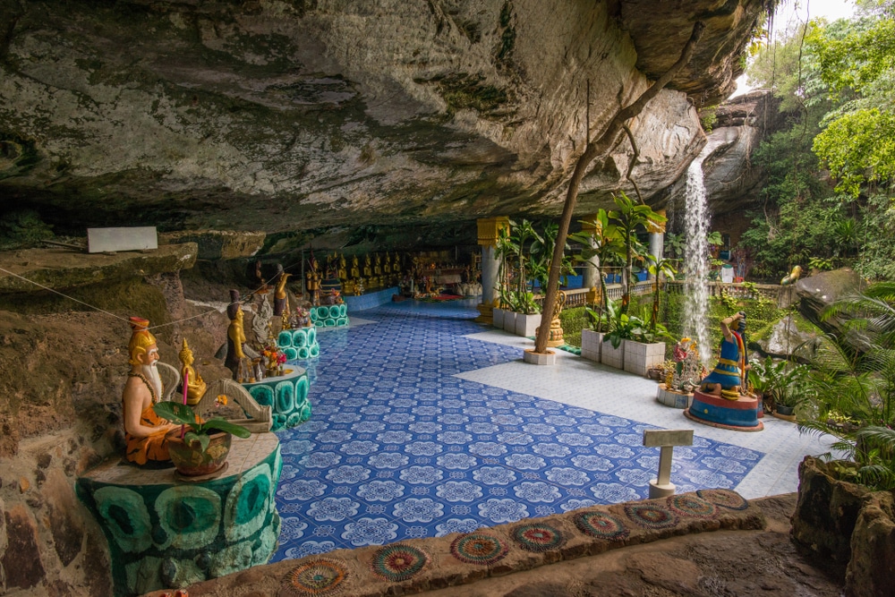 ห้องพระที่มีน้ำตกยิ่งใหญ่ในขอนแก่น สถาน ที่เที่ยวอุบลโขงเจียม ที่ห้ามพลาดในประเทศไทย (เที่ยวโขงเจียม)