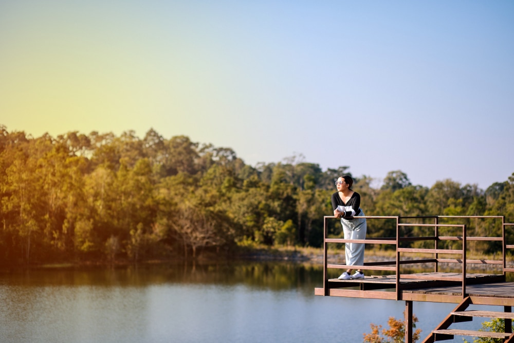 ผู้หญิงบนสะพานข้ามทะเลสาบใกล้กับชนบทของกรุงเทพฯ ธรรมชาติใกล้กรุงเทพ