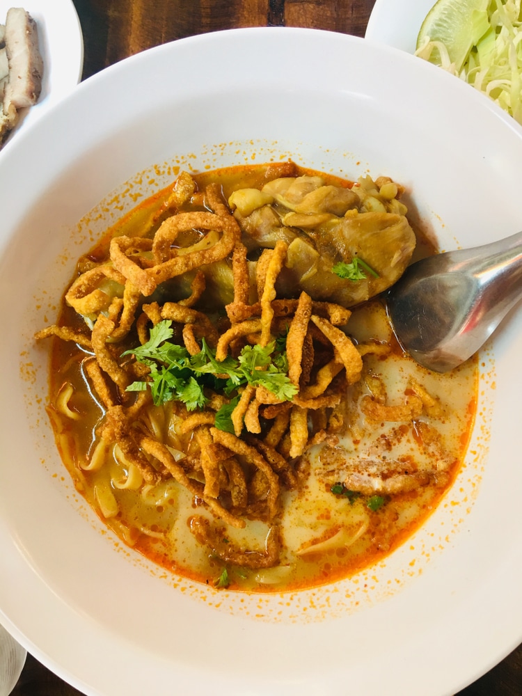 ชามใส่อาหารพร้อมช้อนที่สถานที่ท่องเที่ยวในเชียงใหม่ ประเทศไทย ที่เที่ยวแม่กำปอง