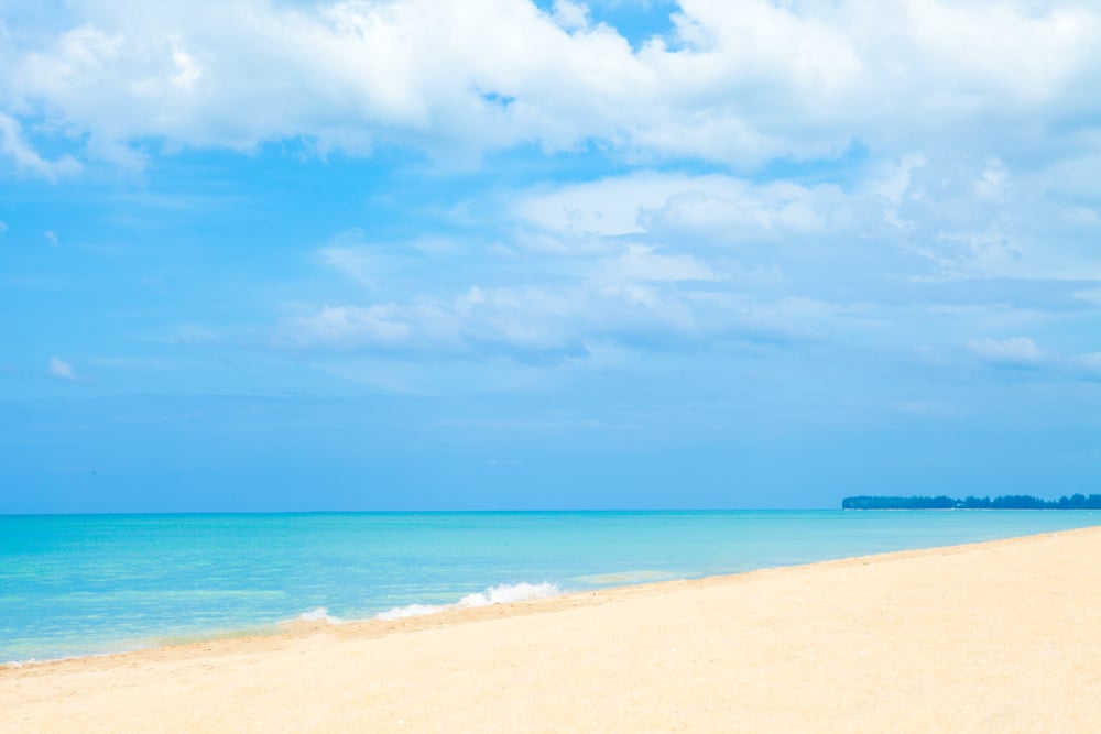 ชายหาดที่มีท้องฟ้าสีครามและมหาสมุทรเป็นฉากหลัง ที่เที่ยวเขาหลักคำสำคัญ: ชายหาด.