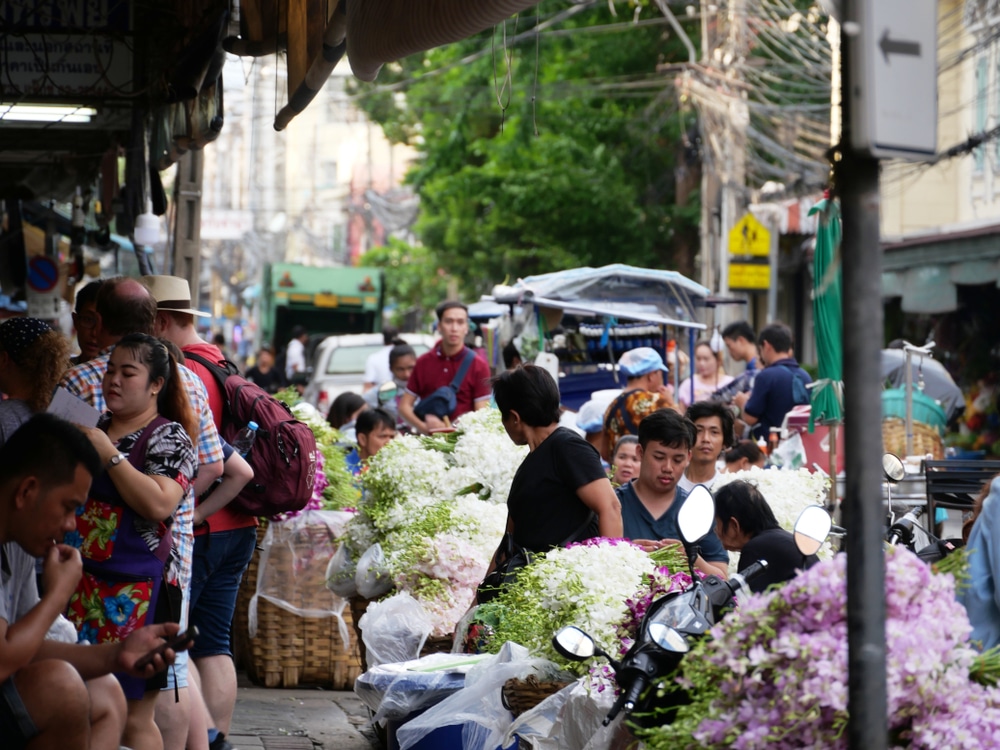 ฝูงชนใกล้ร้านดอกไม้ในตลาดปากคลองตลาด ปากคลองตลาด