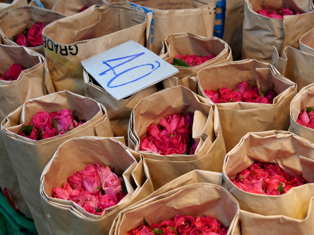 ปากคลองตลาด ถุงกระดาษใส่ดอกไม้สีชมพูจากร้านดอกไม้ที่ปากคลองตลาดใหม่