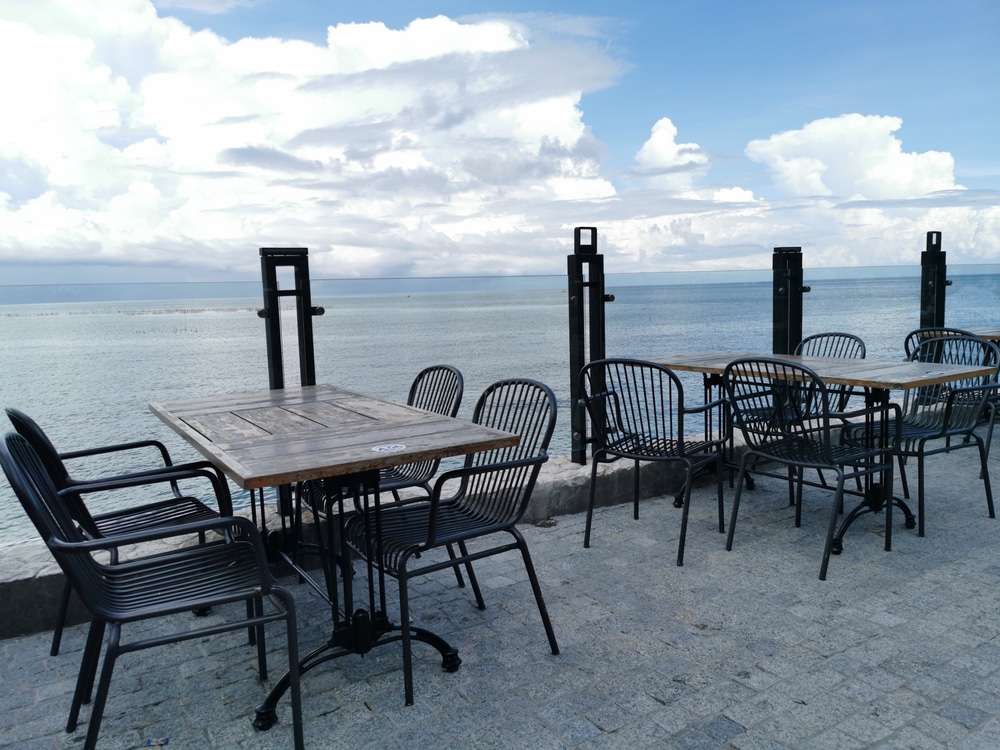 โต๊ะเก้าอี้ริมชายหาดสำหรับนักท่องเที่ยวชาวบางเสร่ ที่เที่ยวบางเสร่