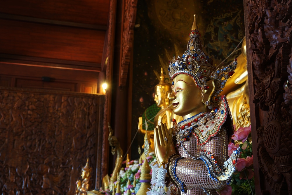 พระพุทธรูปในวัดชลบุรีสถานที่ท่องเที่ยวยอดนิยมของประเทศไทย ที่เที่ยวเลย