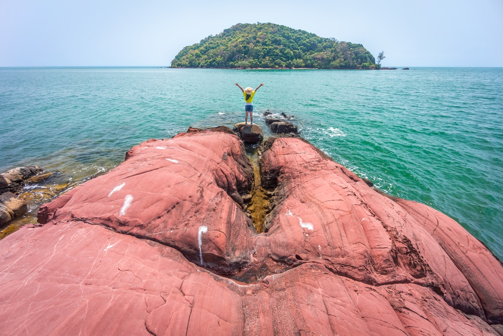 คนยืนอยู่บนโขดหินกลางทะเล ณ สถานที่ท่องเที่ยวในจังหวัดจันทบุรี สถานที่ท่องเที่ยวจันทบุรี ประเทศไทย