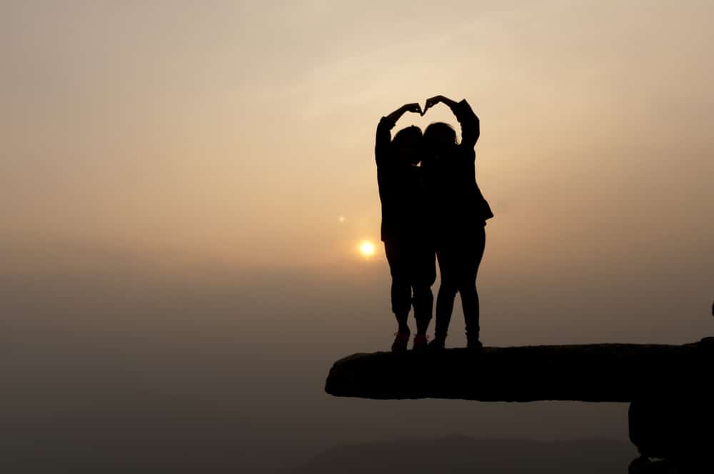 คนสองคนทำมือเป็นรูปหัวใจที่สถานที่ท่องเที่ยวใน ที่เที่ยวภูเรือ