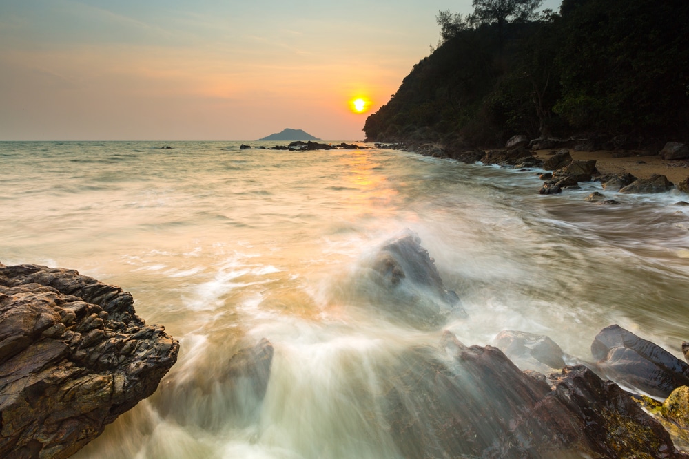 พระอาทิตย์กำลังลับขอบฟ้าที่หาดหินในจังหวัดจันทบุรี สถานที่ท่องเที่ยวยอดนิยมของประเทศไทย