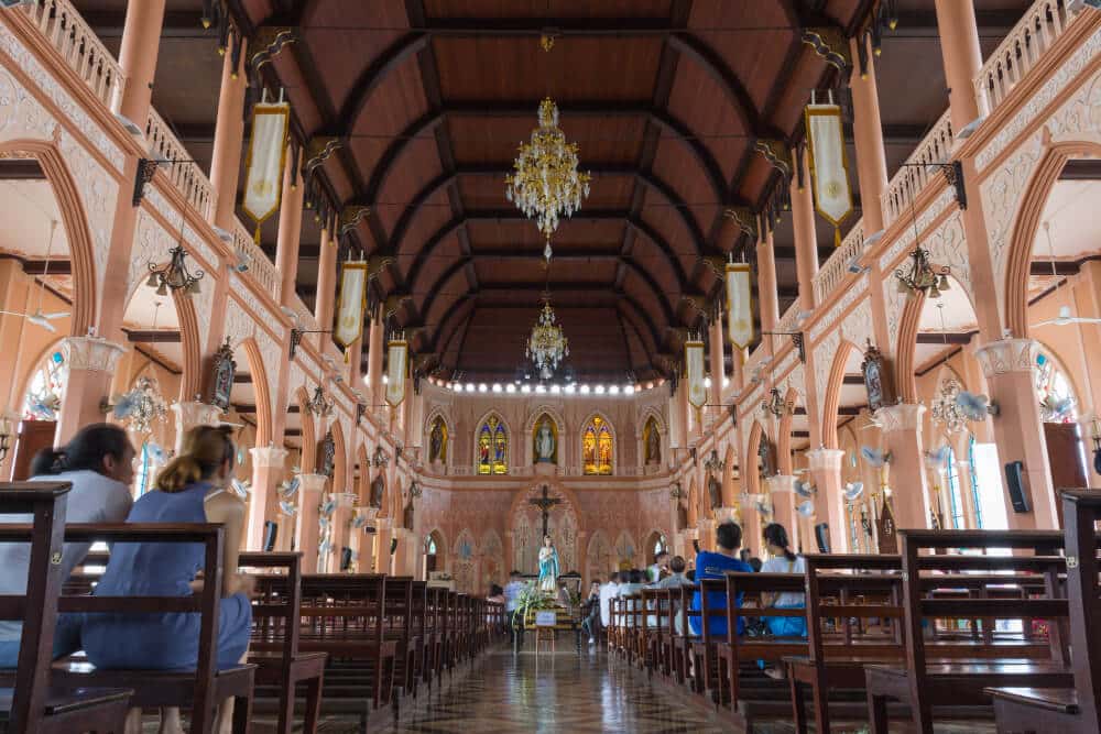 การตกแต่งภายในโบสถ์ด้วยม้านั่งและโคมระย้าในจันทบุรี แหล่งท่องเที่ยวในประเทศไทย ที่เที่ยวจันทบุรี