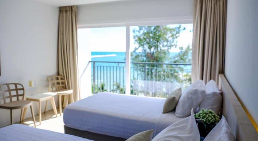 ห้องที่มีสองเตียง ที่เที่ยวชลบุรี และระเบียงที่มองเห็นทะเลในจังหวัดชลบุรี