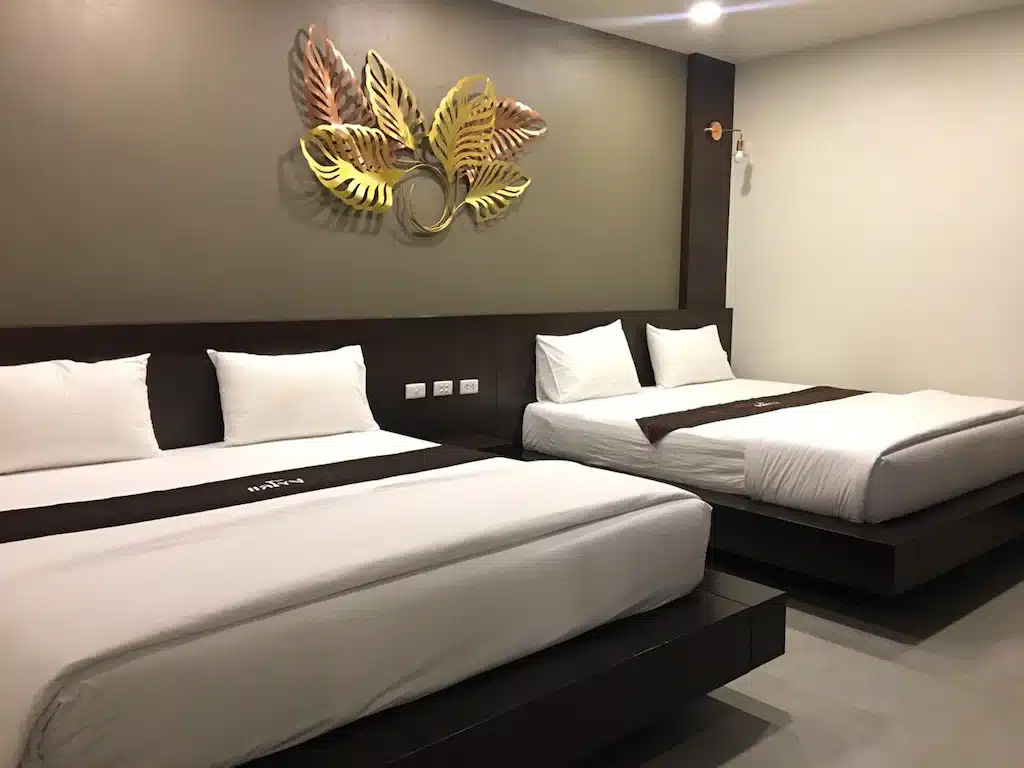 ห้องพักโรงแรมสองเตียงและภาพวาดบนฝาผนังที่ราชบุรี เที่ยวเขมราฐ