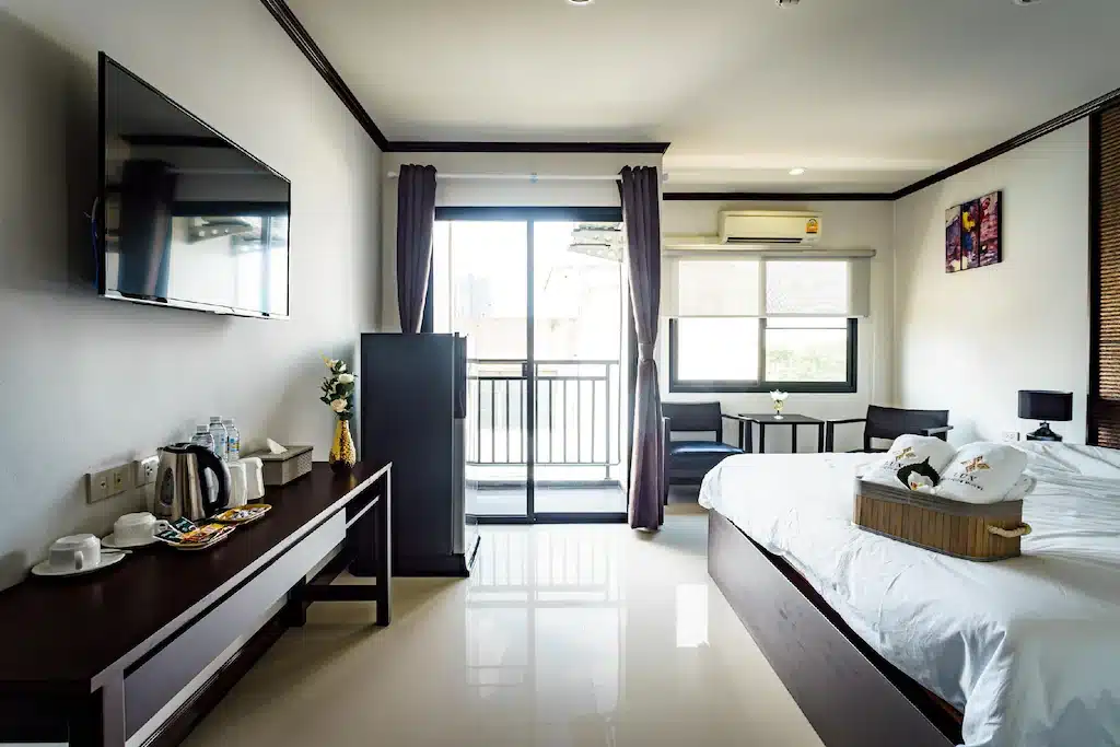ห้องพักโรงแรมพร้อมเตียง ทีวี ระเบียงในแหล่งท่องเที่ยวนนทบุรี นนทบุรีที่เที่ยว