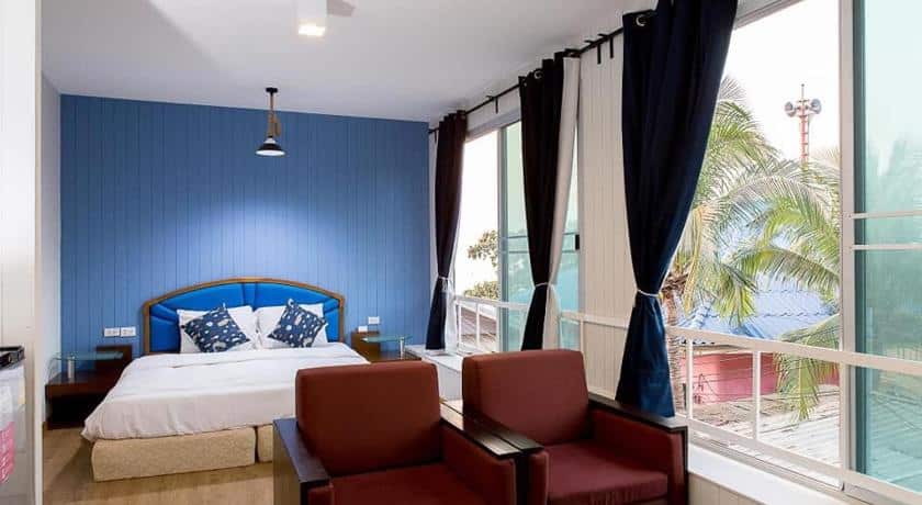 ห้องพักแสนสบายพร้อมเตียงนุ่มสบายและที่นั่งสำหรับ 2 ท่าน ริมแม่น้ำราชบุรี