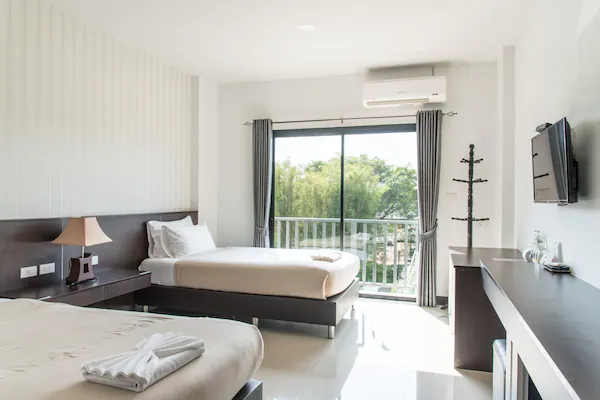 ห้องพักโรงแรมพร้อมเตียง 2 เตียงและทีวีจอแบน ตั้งอยู่ในจังหวัดราชบุรี ซึ่งเป็นสถานที่ท่องเที่ยวยอดนิยมของประเทศไทย ที่พักติดทะเลจันทบุรี