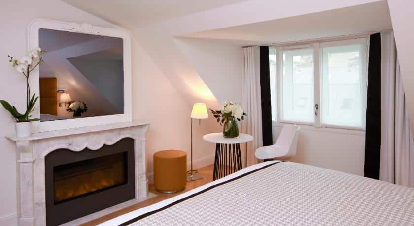 ห้องนอนพร้อมเตาผิงและกระจกติดผนัง เหมาะสำหรับการพักผ่อนที่แสนสบายในราชบุรี ฝรั่งเศสที่เที่ยว