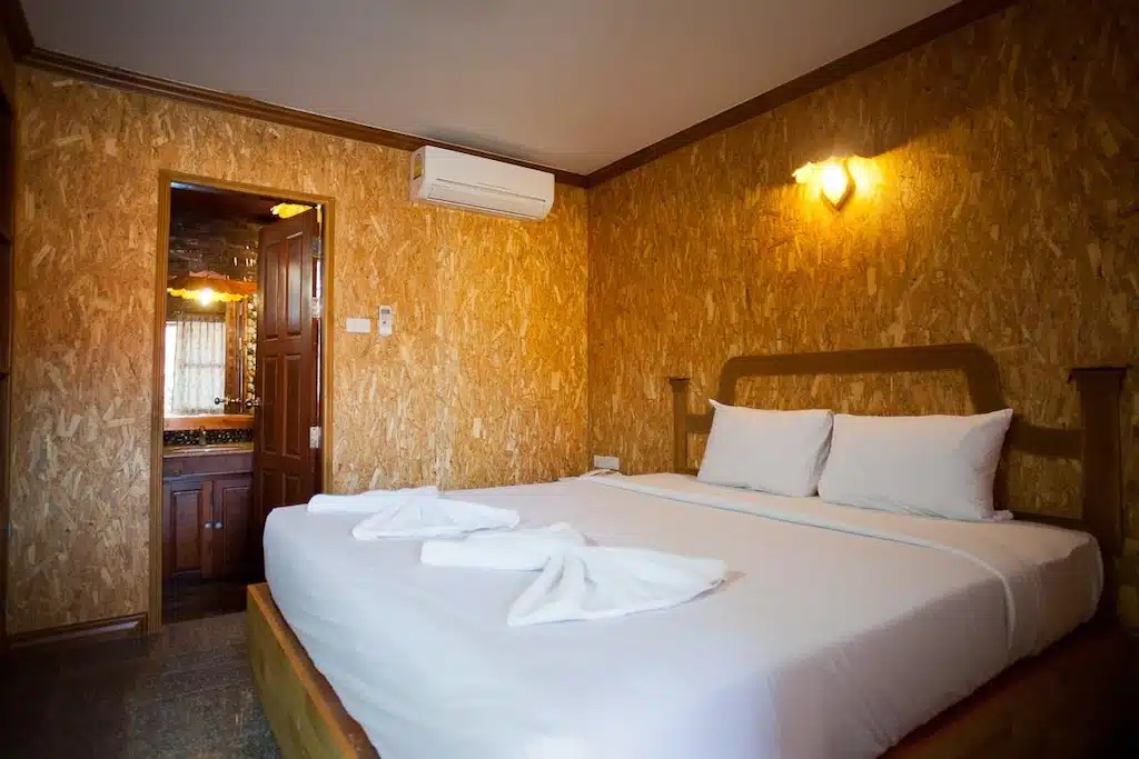 ห้องที่มีเตียงสีขาวที่โรงแรมกมลารัตน์ ที่พักเขมราฐ