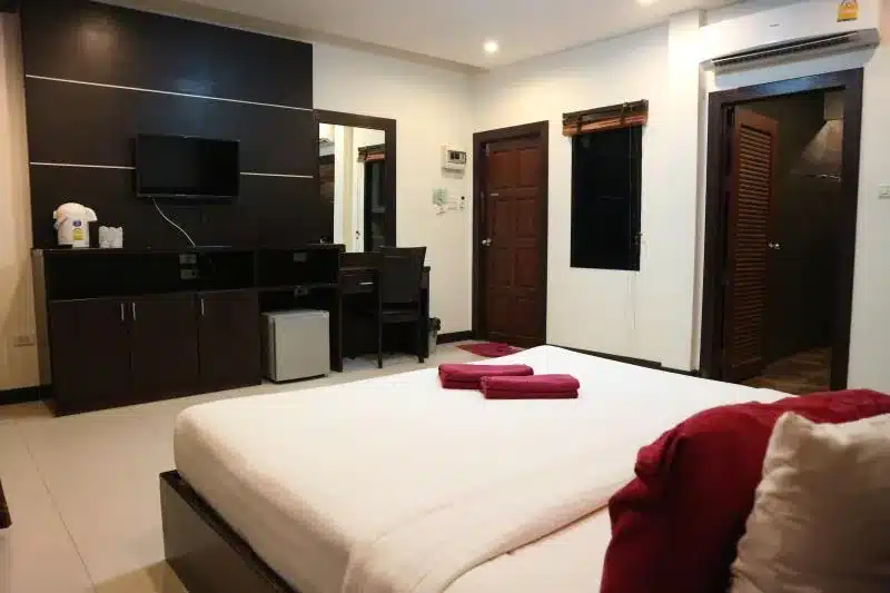 ห้องพักโรงแรมพร้อมเตียงและทีวีในแหล่งท่องเที่ยว เกาะเสม็ดที่พัก