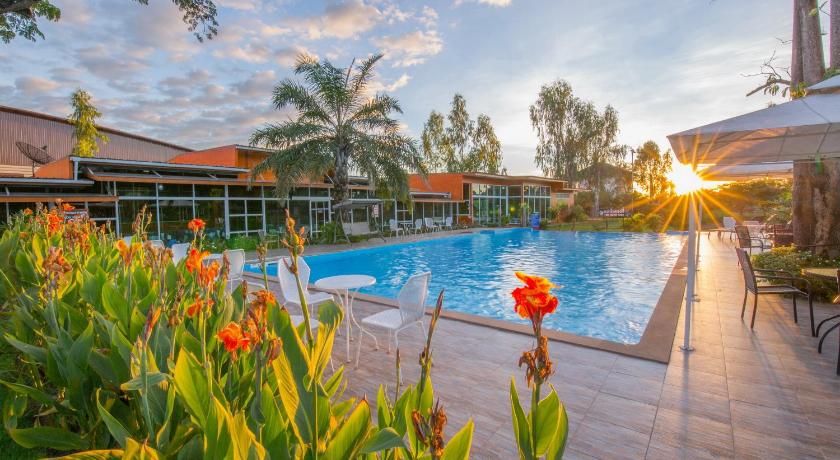 โรงแรมเขมราฐพร้อมสระว่ายน้ำขนาดใหญ่ที่รายล้อมไปด้วยต้นไม้เขียวขจี ที่พักเขมราฐ