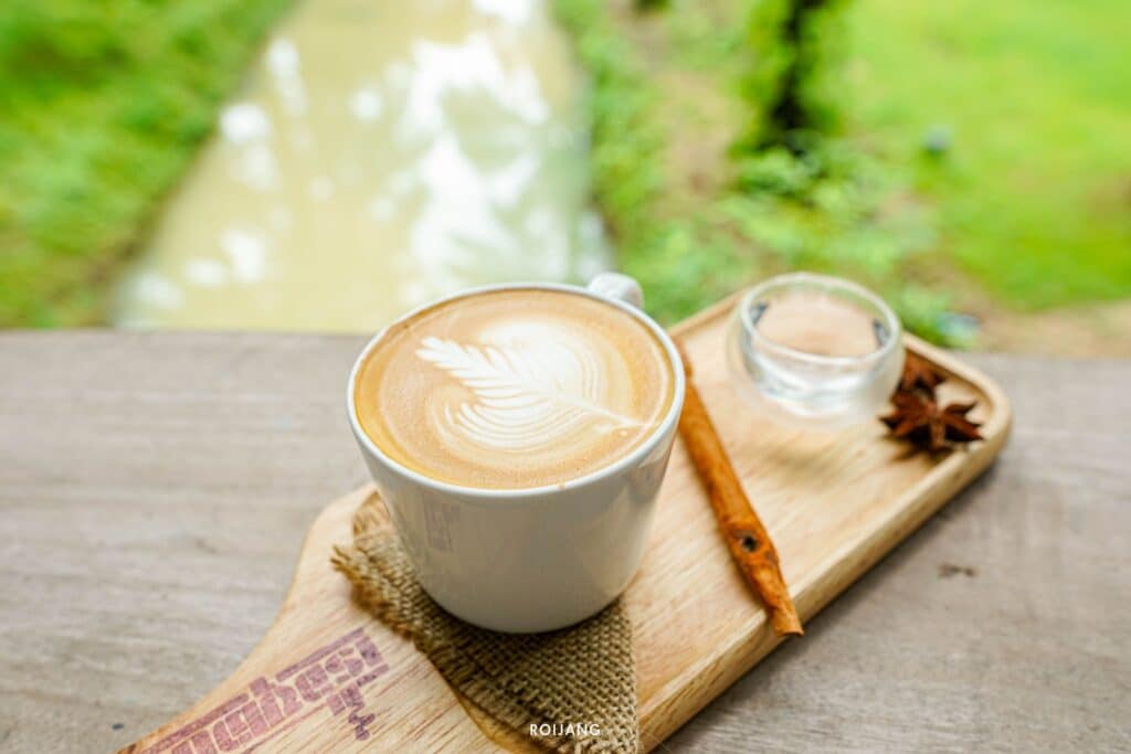 หนึ่งเอกสารกาแฟบนรถเข็นไม้ (กาแฟหนึ่งแก้วบนถาดไม้ - ใช้คีย์เวิร์ดสำหรับ ร้านกาแฟพังงา